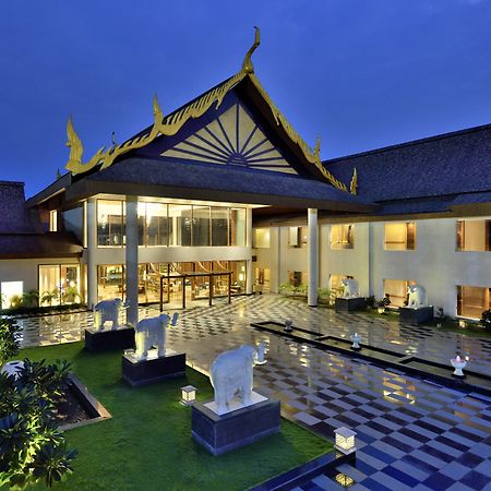 Radisson Blu Plaza Resort & Convention Centre Karjat Exteriér fotografie The Royal
