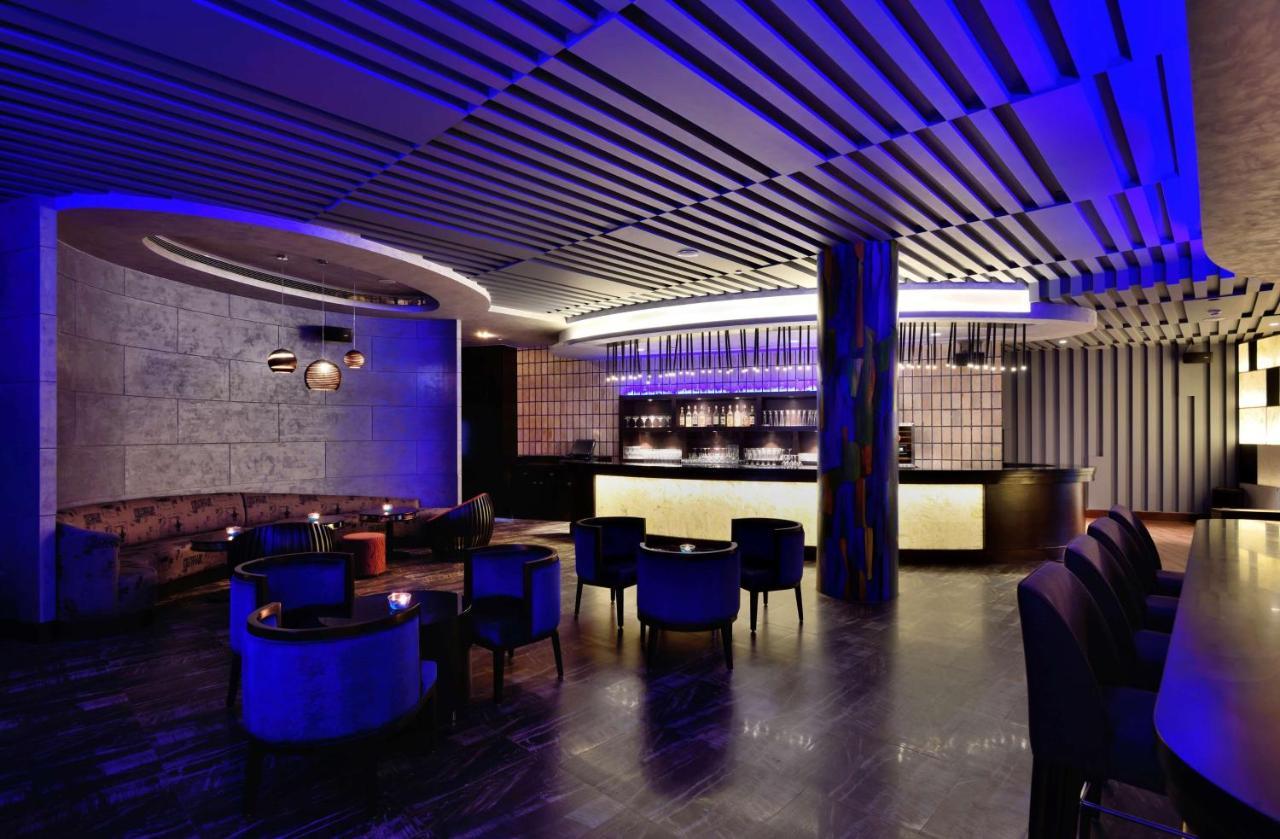 Radisson Blu Plaza Resort & Convention Centre Karjat Exteriér fotografie The bar at the 101 bar