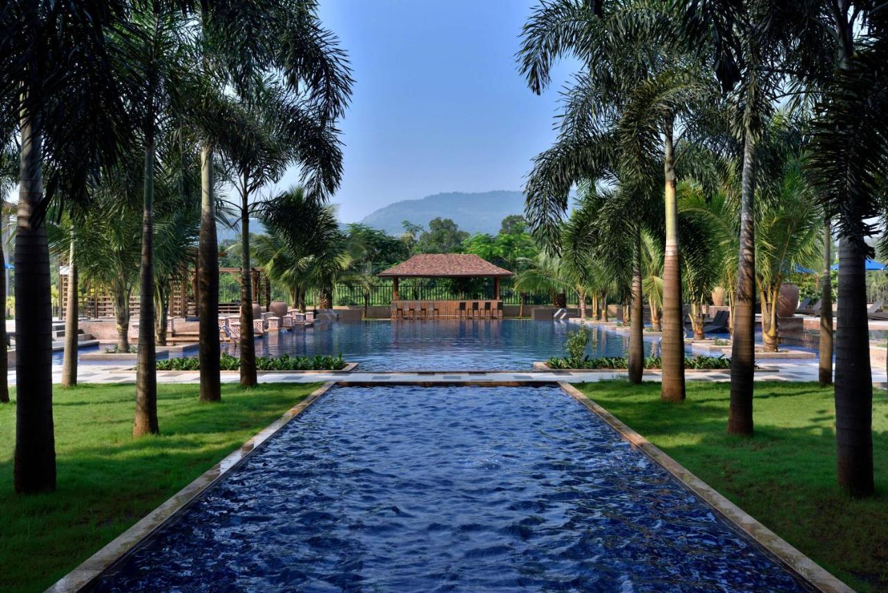 Radisson Blu Plaza Resort & Convention Centre Karjat Exteriér fotografie The pool at the Anantara Golden Triangle Resort