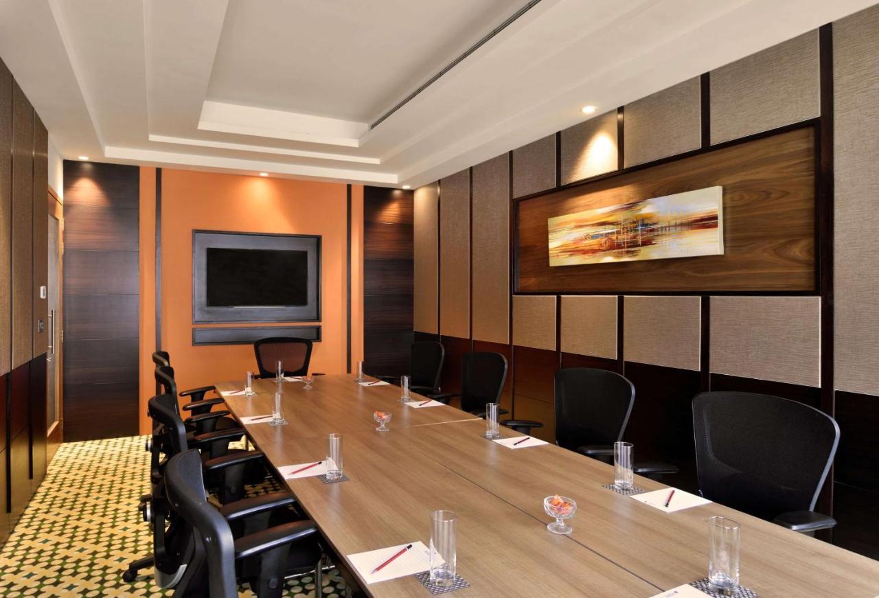 Radisson Blu Plaza Resort & Convention Centre Karjat Exteriér fotografie Meeting room