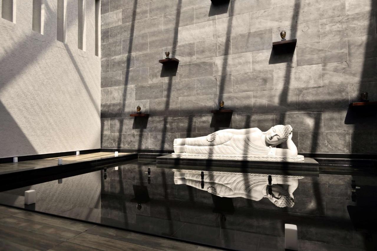 Radisson Blu Plaza Resort & Convention Centre Karjat Exteriér fotografie The Buddha
