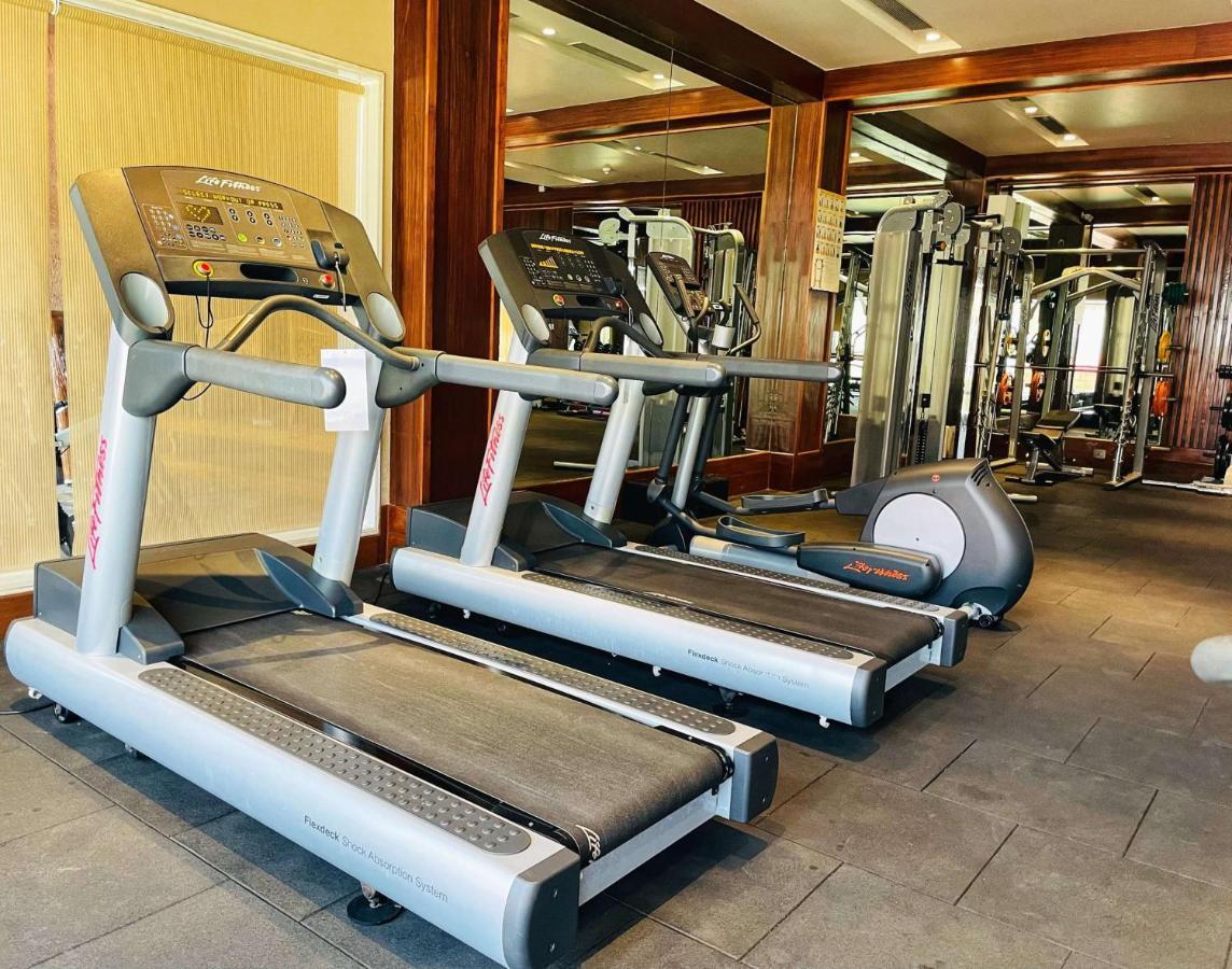 Radisson Blu Plaza Resort & Convention Centre Karjat Exteriér fotografie Treadmills at a gym