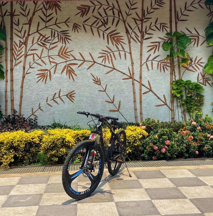 Radisson Blu Plaza Resort & Convention Centre Karjat Exteriér fotografie A bicycle parked in front of a wall with a bamboo design