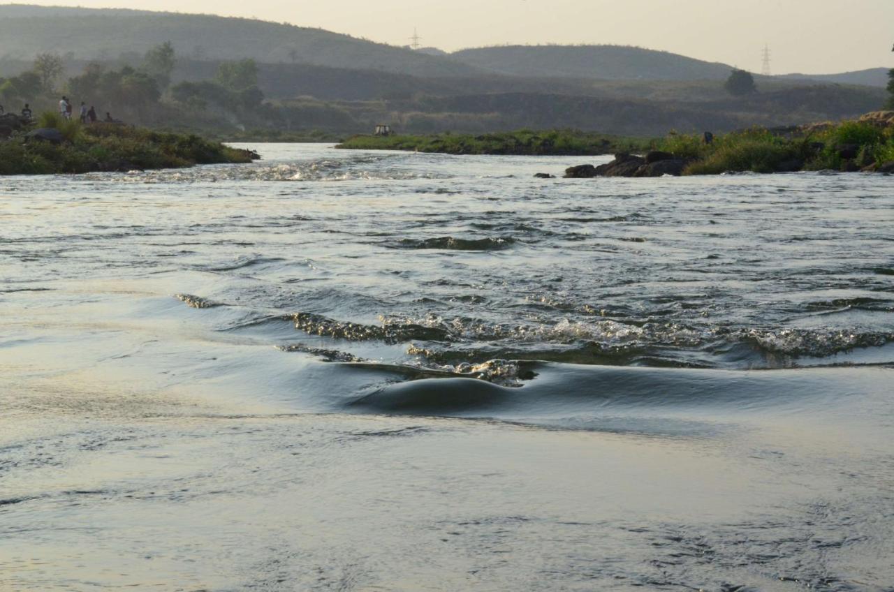 Radisson Blu Plaza Resort & Convention Centre Karjat Exteriér fotografie The river at the end of the day
