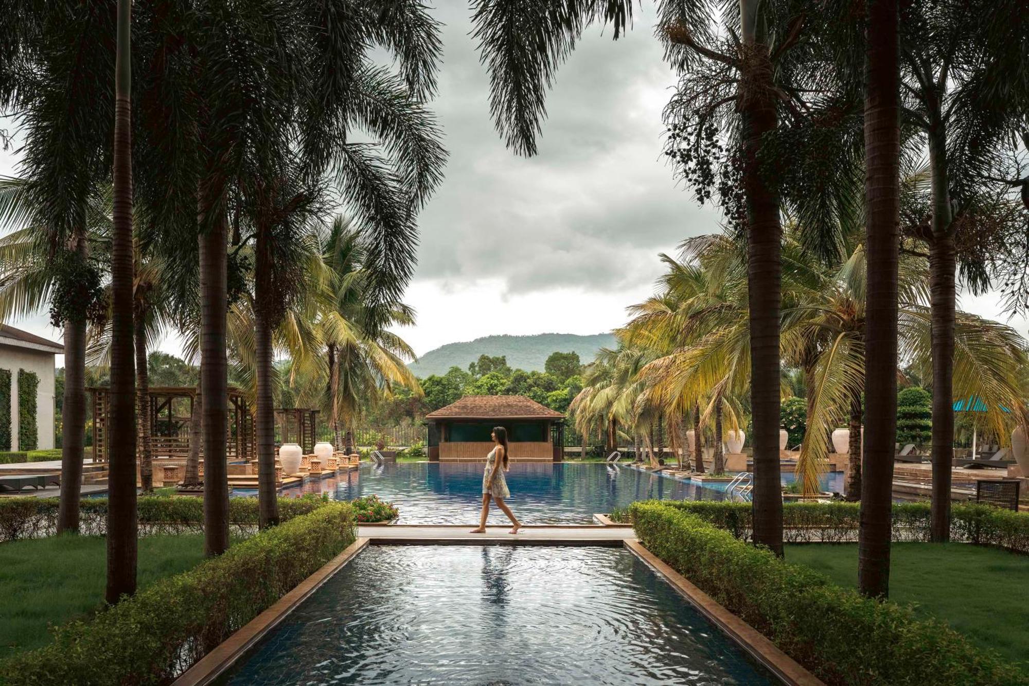 Radisson Blu Plaza Resort & Convention Centre Karjat Exteriér fotografie The pool at the Anantara Golden Triangle Resort