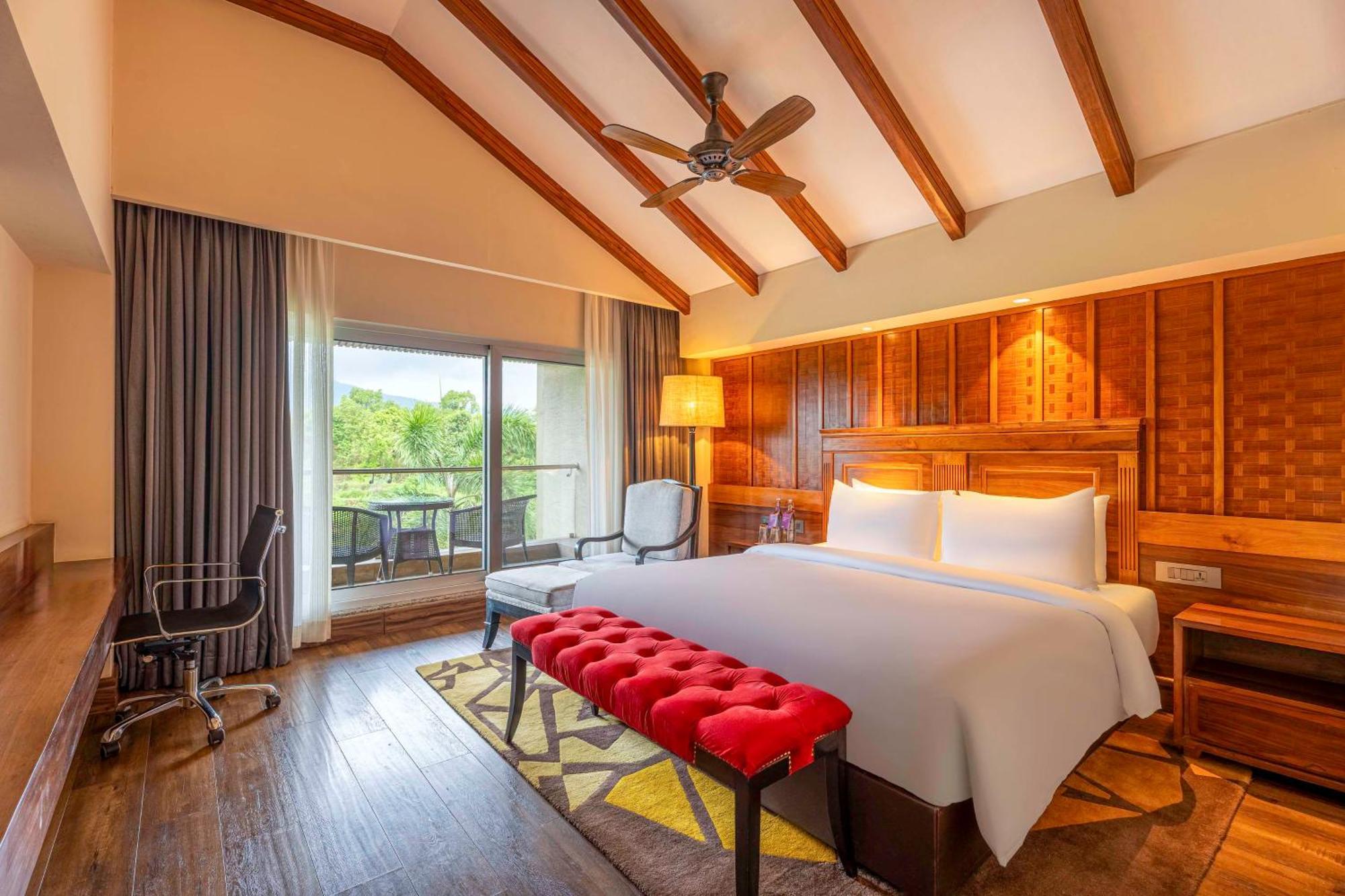 Radisson Blu Plaza Resort & Convention Centre Karjat Exteriér fotografie Deluxe Room