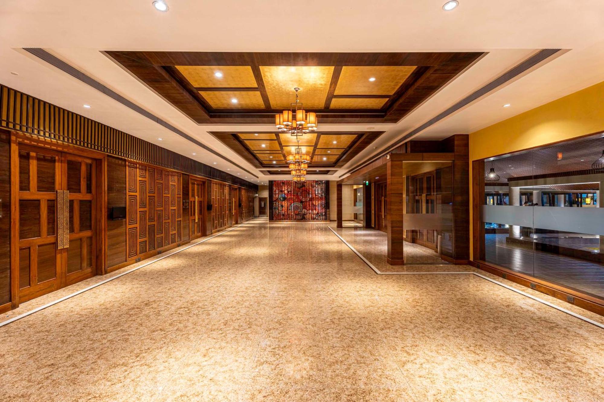 Radisson Blu Plaza Resort & Convention Centre Karjat Exteriér fotografie The interior of the hotel