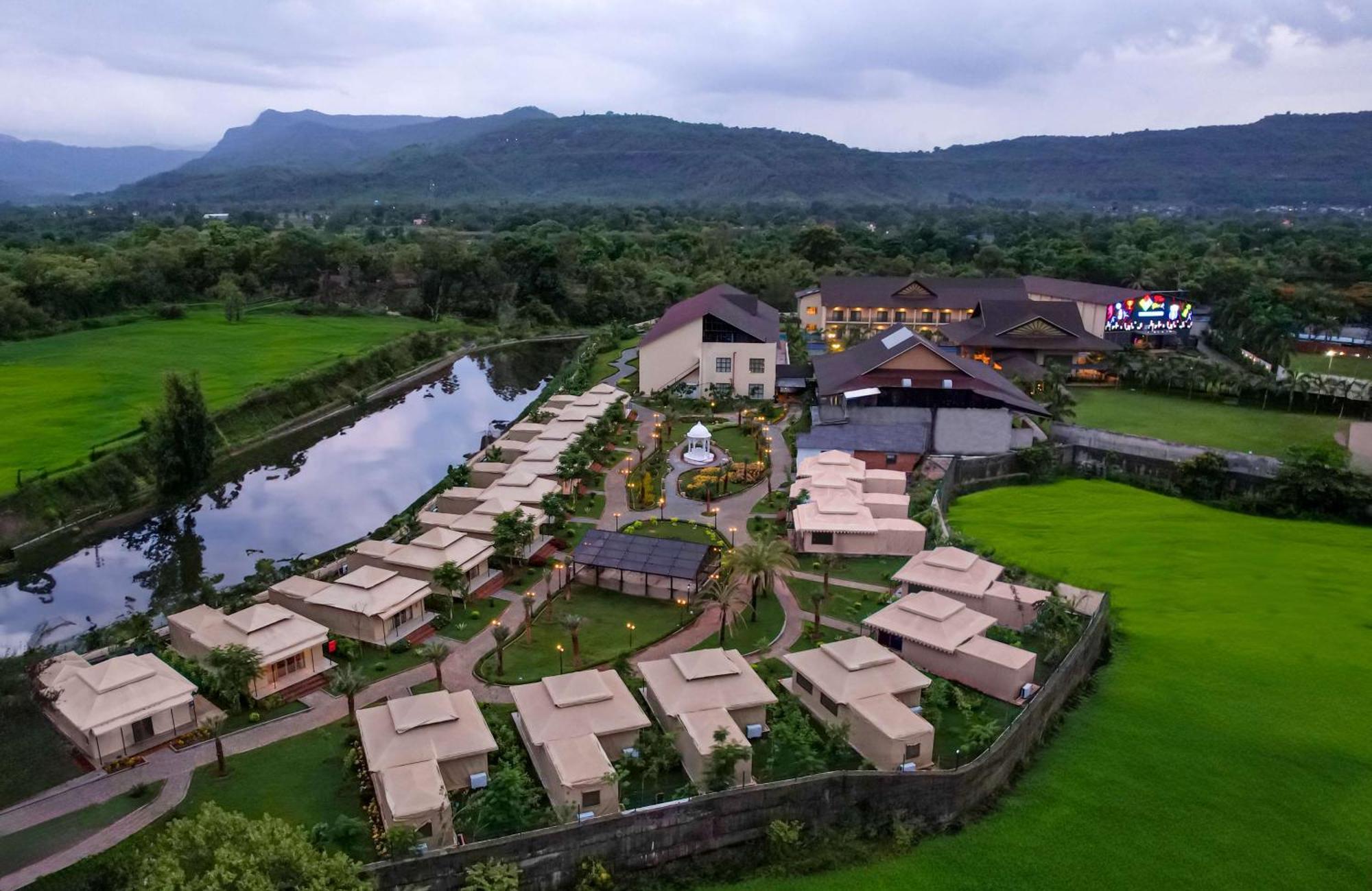 Radisson Blu Plaza Resort & Convention Centre Karjat Exteriér fotografie The Village at the Village