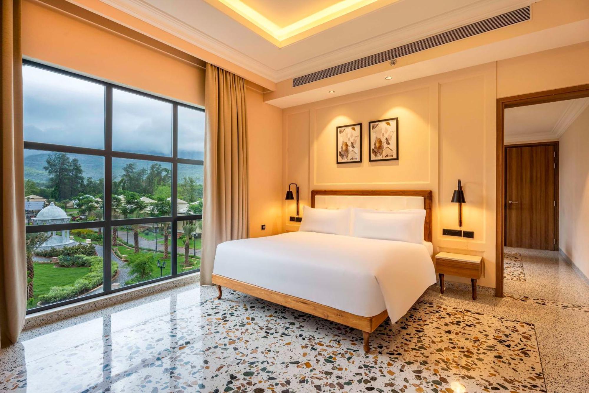 Radisson Blu Plaza Resort & Convention Centre Karjat Exteriér fotografie A bedroom at the hotel