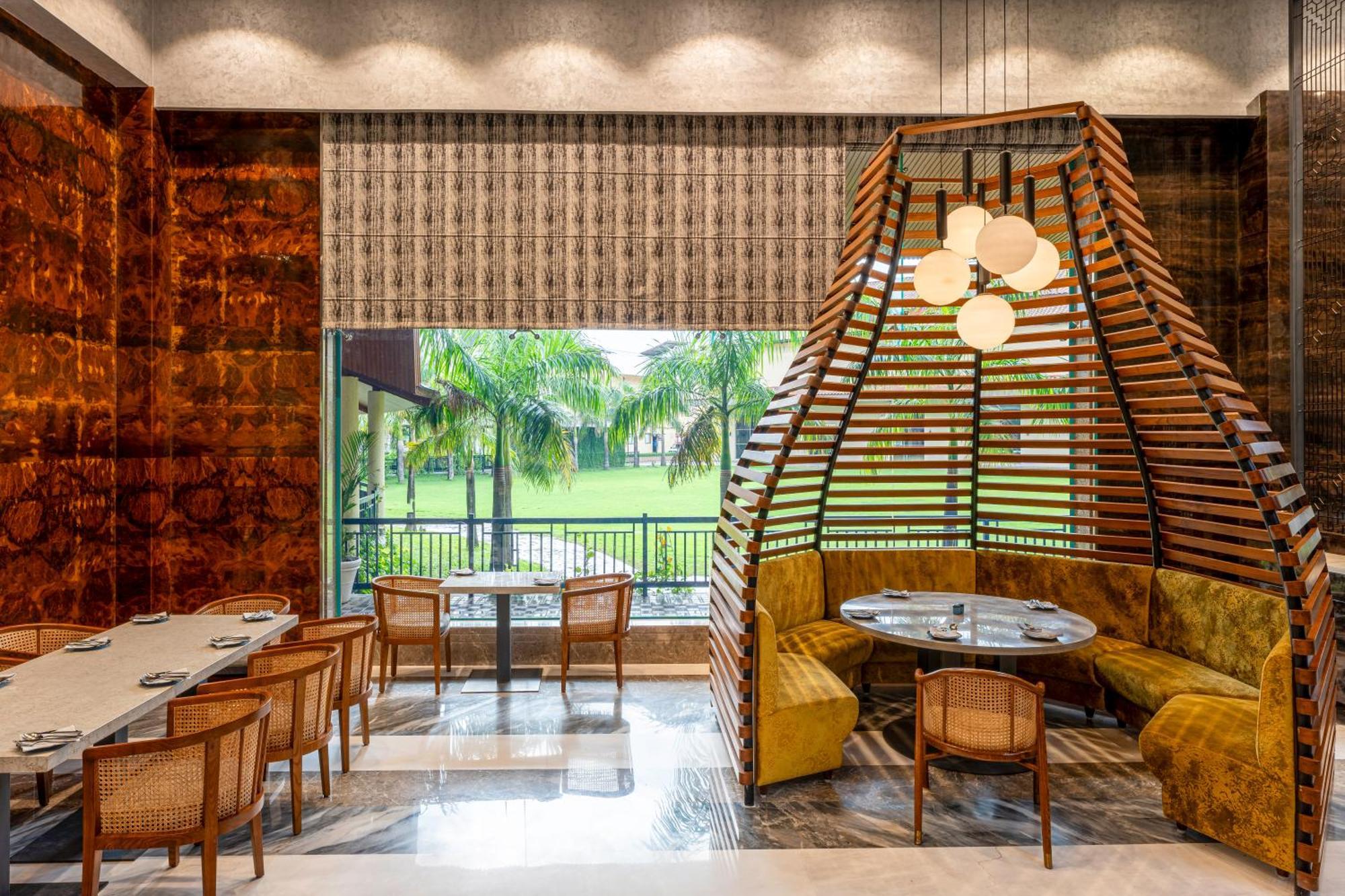 Radisson Blu Plaza Resort & Convention Centre Karjat Exteriér fotografie The restaurant at the Taj Bengal