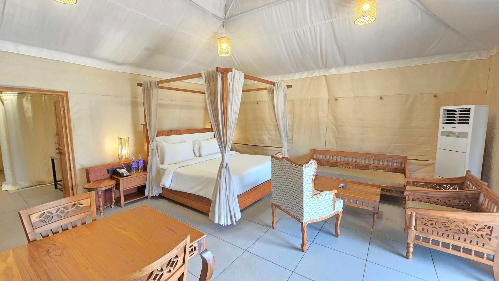 Radisson Blu Plaza Resort & Convention Centre Karjat Exteriér fotografie A bedroom in a tent at the resort