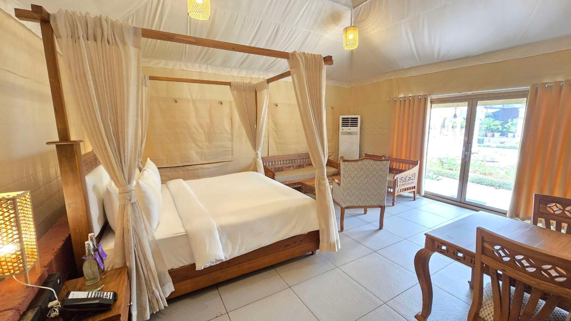 Radisson Blu Plaza Resort & Convention Centre Karjat Exteriér fotografie A bedroom at the resort