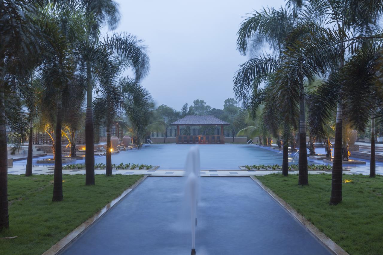 Radisson Blu Plaza Resort & Convention Centre Karjat Exteriér fotografie The pool at the hotel